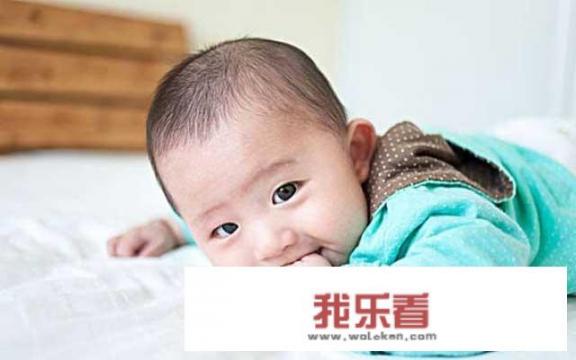 两个月宝宝在吃完母乳后，就是吃手，嘬嘴唇。这是没吃饱的表现吗？