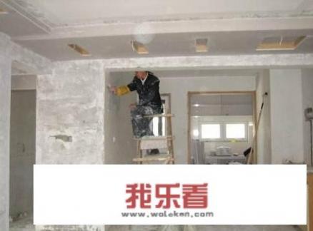 装修是贴壁纸划算还是刮大白划算？