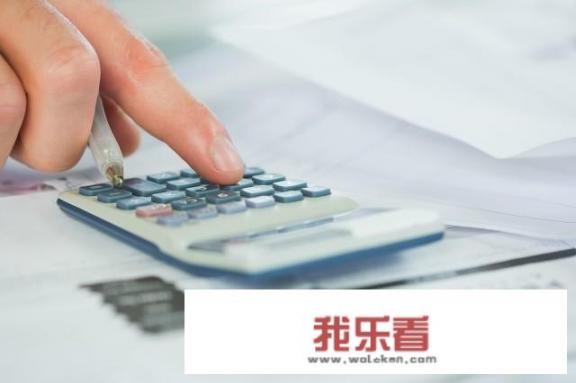 装修是贴壁纸划算还是刮大白划算？