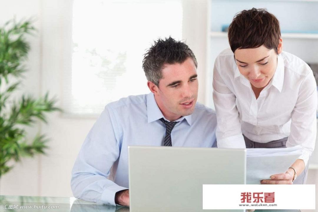 一个女的凡事喜欢跟男同事商量，是一种什么心理？