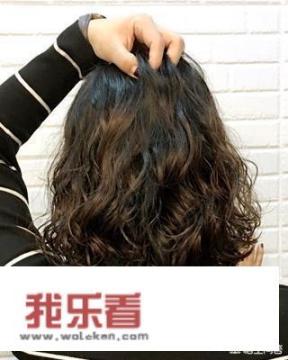 一个女的凡事喜欢跟男同事商量，是一种什么心理？