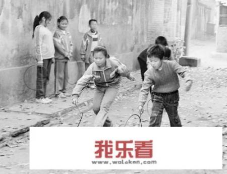 儿时玩的一种推圈你记得吗？