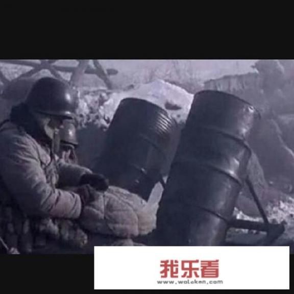 为什么有些欧美战争片里炮弹上膛后还有药包，而有些国产片里是整发炮弹一次上膛呢？