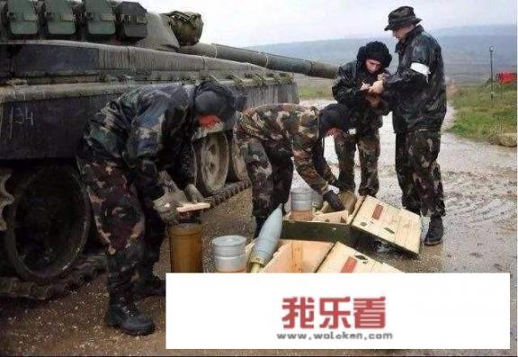为什么有些欧美战争片里炮弹上膛后还有药包，而有些国产片里是整发炮弹一次上膛呢？