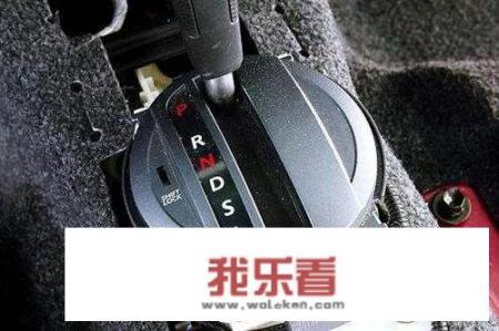 D挡换S挡要不要踩刹车、减速？