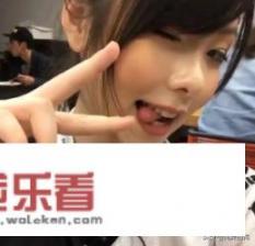 LOL巴西女辅助公开晒圣诞 “福利”，背景成熟简约，网友评论单身实锤，你怎么看？