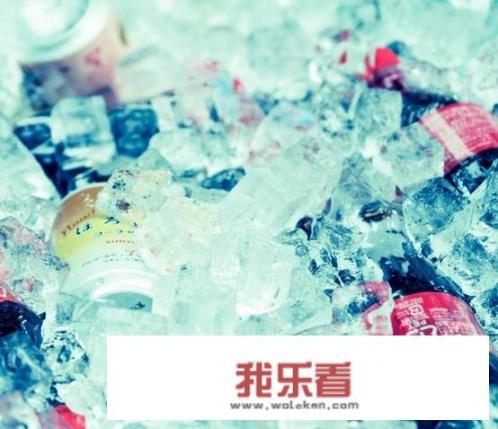 我在高温露天做工程，喝了冰的雪梨果汁之后全身每个关节都抽筋似的，这是什么原因？