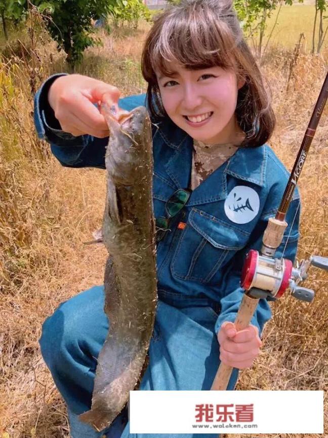 钓友请教一下，鲤鱼、草鱼都浮在水面，能看到，用什么方法钓比较好？