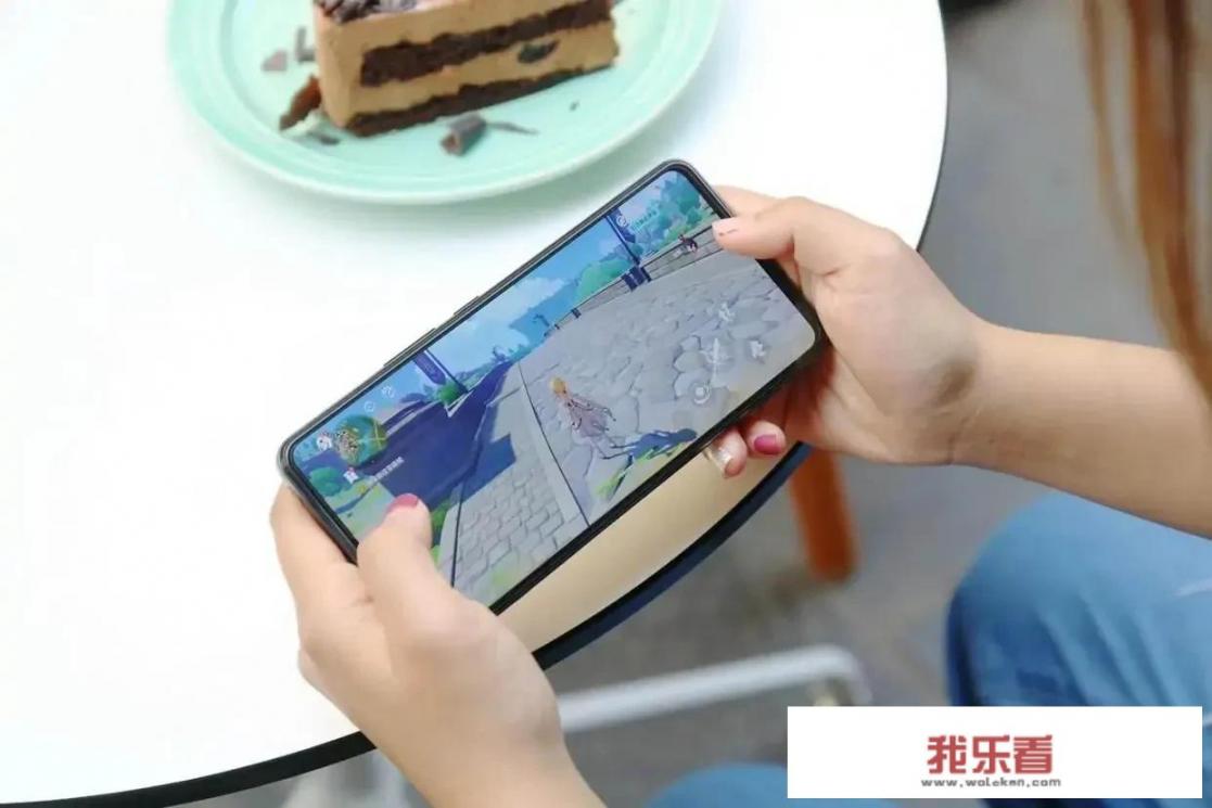 卢伟冰侧面隔空点评iQOO Neo5，这款手机的表现如何？