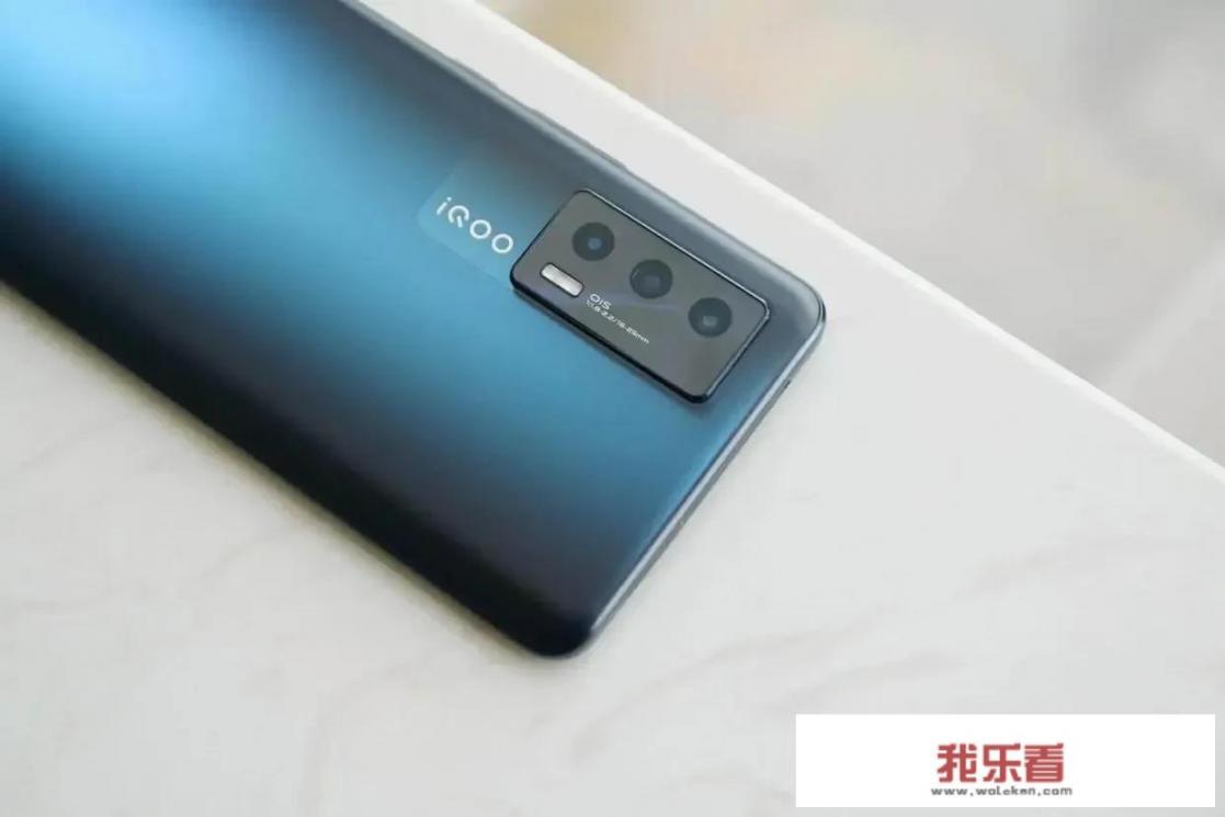 卢伟冰侧面隔空点评iQOO Neo5，这款手机的表现如何？